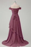 Laden Sie das Bild in den Galerie-Viewer, Schulterfreies Chiffon Buttergelbes A-Linie Gerafftes Maxikleid mit Schlitz
