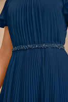 Laden Sie das Bild in den Galerie-Viewer, Marineblaues A-Linie Rundhals Plissee Chorkleid mit kurzen Ärmeln