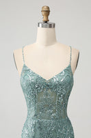 Laden Sie das Bild in den Galerie-Viewer, Grünes figurbetontes kurzes Abiballkleid mit Perlen und kreuz und quer überkreuztem Rücken