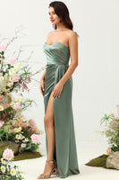 Laden Sie das Bild in den Galerie-Viewer, Trägerloses Eukalyptus Langes Brautjungfernkleid mit Schlitz
