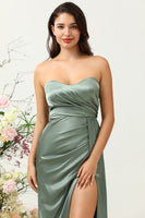 Laden Sie das Bild in den Galerie-Viewer, Trägerloses Eukalyptus Langes Brautjungfernkleid mit Schlitz