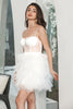 Laden Sie das Bild in den Galerie-Viewer, Weißes kurzes Kleid für die Abschlussfeier in A-Linie mit Rüschen und Spitze