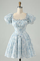 Laden Sie das Bild in den Galerie-Viewer, Hellblaues A-Linie Kurzes Abiballkleid mit quadratischem Ausschnitt und Blumenrüschen und Puffärmeln