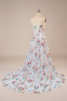 Laden Sie das Bild in den Galerie-Viewer, Tüll trägerlos Pinsel Schleppe Elfenbein langes Brautkleid mit Stickerei