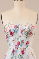 Laden Sie das Bild in den Galerie-Viewer, Tüll trägerlos Pinsel Schleppe Elfenbein langes Brautkleid mit Stickerei