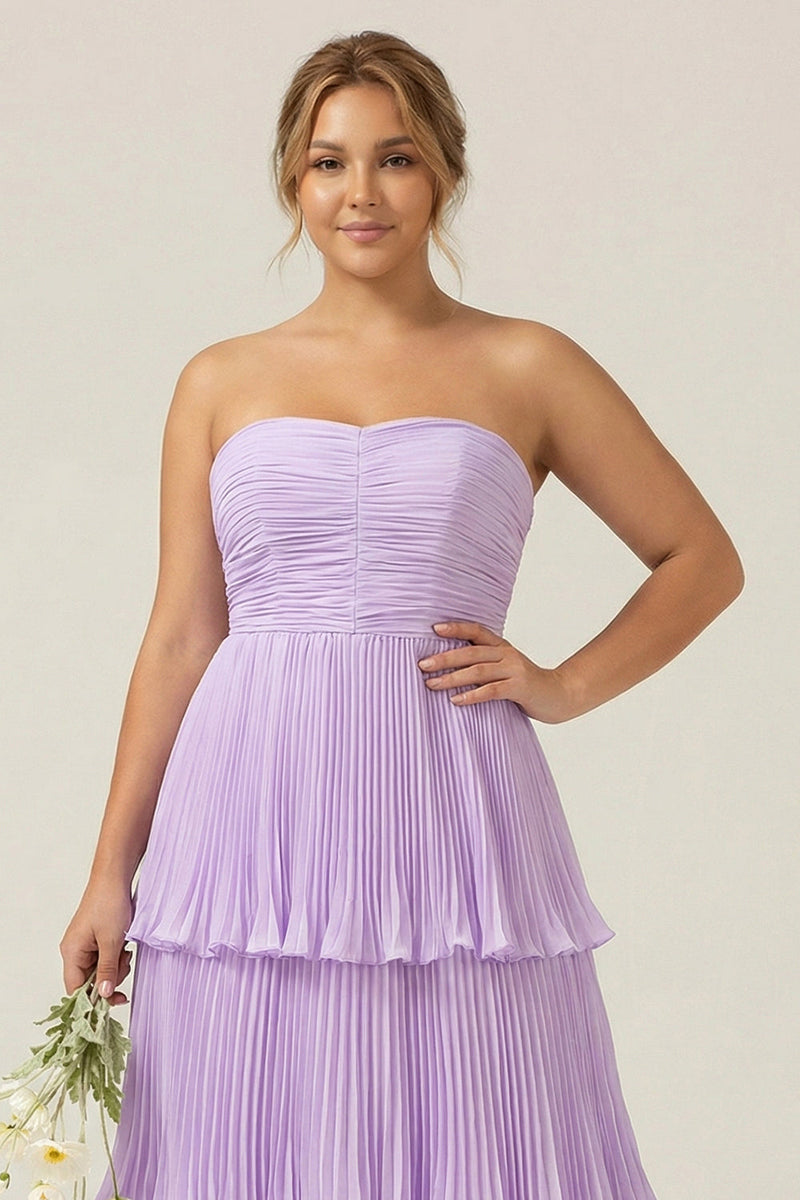 Laden Sie das Bild in den Galerie-Viewer, Trägerloses A-Linie Lila Plissiertes Chiffon Plus Size Langes Brautjungfernkleid mit Rüschen