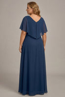 Laden Sie das Bild in den Galerie-Viewer, Marineblaues A-Linie V-Ausschnitt Übergröße Chiffon Mutter der Braut Kleid mit Rüschen