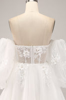 Laden Sie das Bild in den Galerie-Viewer, Schulterfreies Brautkleid aus Tüll mit Applikationen