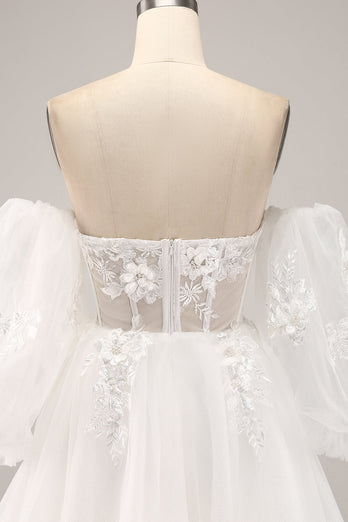 Schulterfreies Brautkleid aus Tüll mit Applikationen