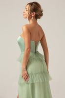 Laden Sie das Bild in den Galerie-Viewer, Matcha A-Linie trägerloses langes Brautjungfernkleid mit Rüschen