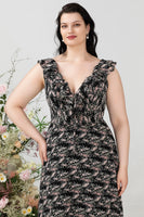 Laden Sie das Bild in den Galerie-Viewer, A-Linie schwarzes V-Ausschnitt Brautjungfernkleid mit Rüschen