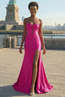 Laden Sie das Bild in den Galerie-Viewer, Funkelndes Mermaid Fuchsia Korsett Ballkleid mit Schlitz