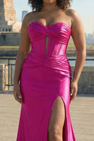 Laden Sie das Bild in den Galerie-Viewer, Fuchsia Trägerloses Satin Meerjungfrauen Korsett Langes Übergröße Ballkleid mit Schlitz
