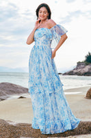 Laden Sie das Bild in den Galerie-Viewer, Schulterfreies weiß-blaues Boho Brautjungfernkleid mit Blumenmuster und Rüschen