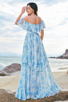 Laden Sie das Bild in den Galerie-Viewer, Schulterfreies weiß-blaues Boho Brautjungfernkleid mit Blumenmuster und Rüschen