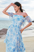 Laden Sie das Bild in den Galerie-Viewer, Schulterfreies weiß-blaues Boho Brautjungfernkleid mit Blumenmuster und Rüschen