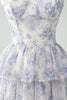Laden Sie das Bild in den Galerie-Viewer, Weiß Blau Blume A-Linie Spaghettiträger gestuftes Brautjungfernkleid mit Rüschen
