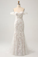 Laden Sie das Bild in den Galerie-Viewer, Weißes Mermaid Schulterfreies Pinsel Schleppe Brautkleid mit Spitze