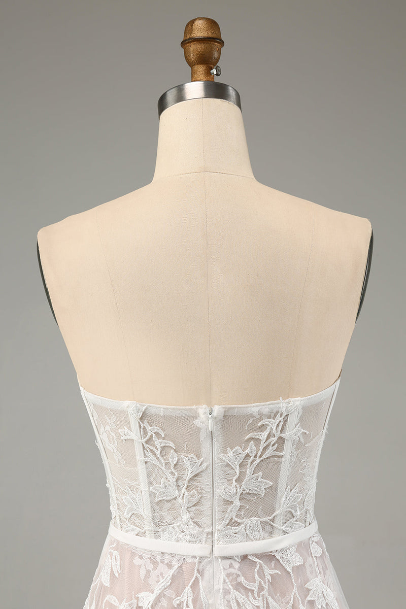 Laden Sie das Bild in den Galerie-Viewer, Weißes A Linie Herzausschnitt Pinsel Schleppe Korsett Brautkleid mit Spitze