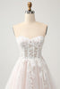 Laden Sie das Bild in den Galerie-Viewer, Weißes A-Linie Herzausschnitt Brautkleid mit Applikation und Spitze