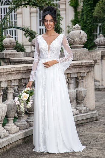 Weißes A-Linie Strand Boho-Brautkleid mit V-Ausschnitt und langen Ärmeln und applizierter Spitze