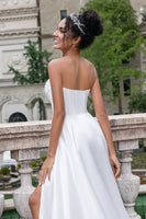 Laden Sie das Bild in den Galerie-Viewer, Elegantes weißes A-Linie Trägerlos Falten Sweep Train Korsett Brautkleid mit Schlitz