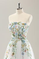 Laden Sie das Bild in den Galerie-Viewer, Weißes Trägerloses 3D-Blumen Tüll Brautkleid mit Schlitz