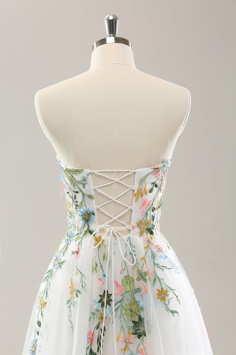 Laden Sie das Bild in den Galerie-Viewer, Weißes trägerloses 3D-Blumen Tüll Brautkleid mit Schlitz