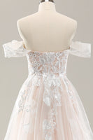 Laden Sie das Bild in den Galerie-Viewer, Weißes schulterfreies Brautkleid aus Tüll mit Applikation und Spitze