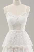 Laden Sie das Bild in den Galerie-Viewer, Weißes Brautkleid aus gestufter Spitze in A-Linie mit Spaghettiträgern und Schnürung