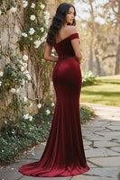 Laden Sie das Bild in den Galerie-Viewer, Dunkelgrünes Schulterfreies Samt Langes Ballkleid