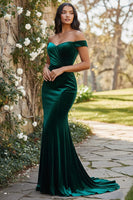 Laden Sie das Bild in den Galerie-Viewer, Dunkelgrünes Schulterfreies Samt Langes Ballkleid