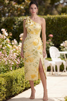 Laden Sie das Bild in den Galerie-Viewer, Buttergelbe, gerafftes, blumiges Midikleid mit einer Schulter und Schlitz