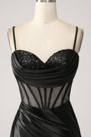 Laden Sie das Bild in den Galerie-Viewer, Meerjungfrau Herzausschnitt Schwarzes Satin Langes Ballkleid mit Perlen