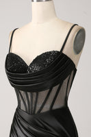 Laden Sie das Bild in den Galerie-Viewer, Meerjungfrau Herzausschnitt Schwarzes Satin Langes Ballkleid mit Perlen