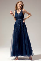 Laden Sie das Bild in den Galerie-Viewer, Graues Abendkleid mit Applikationen