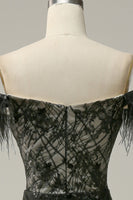 Laden Sie das Bild in den Galerie-Viewer, Meerjungfrau Schulterfreies schwarzes langes Ballkleid mit Feder