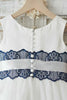 Laden Sie das Bild in den Galerie-Viewer, Rundhalsausschnitt Blau Weiß Blumenmädchenkleid mit Spitze