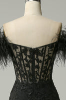 Laden Sie das Bild in den Galerie-Viewer, Schulterfreies Schwarzes Meerjungfrau Ballkleid mit Federn