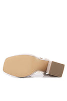 Laden Sie das Bild in den Galerie-Viewer, Elfenbein Plateausandale mit klobigen Absätzen und Knöchelriemen