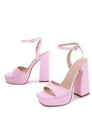 Laden Sie das Bild in den Galerie-Viewer, Elfenbein Plateausandale mit klobigen Absätzen und Knöchelriemen