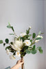 Laden Sie das Bild in den Galerie-Viewer, Mori Weiße Hand hält Blumenstrauß