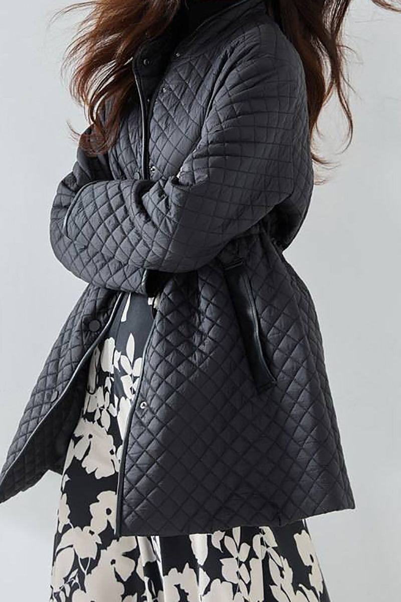 Laden Sie das Bild in den Galerie-Viewer, Leichte gesteppte Daunenjacke mit schwarzen Knöpfen