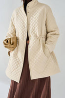 Laden Sie das Bild in den Galerie-Viewer, Leichte gesteppte Daunenjacke mit schwarzen Knöpfen