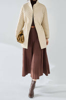 Laden Sie das Bild in den Galerie-Viewer, Leichte gesteppte Daunenjacke mit schwarzen Knöpfen