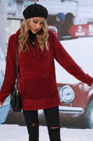 Laden Sie das Bild in den Galerie-Viewer, Rotes Fleece Sweatshirt mit Kapuze und Fronttasche