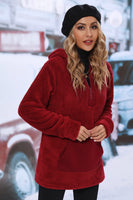 Laden Sie das Bild in den Galerie-Viewer, Rotes Fleece Sweatshirt mit Kapuze und Fronttasche