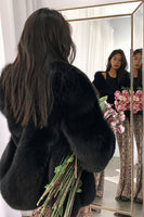 Laden Sie das Bild in den Galerie-Viewer, Schwarzer Damenmantel aus Kunstpelz mit offener Vorderseite