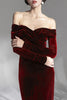 Laden Sie das Bild in den Galerie-Viewer, Burgunderrotes schulterfreies Samtkleid mit langen Ärmeln und bodenlangem Abendkleid