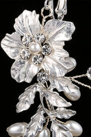 Laden Sie das Bild in den Galerie-Viewer, Weiße Blume Braut Ohrclip